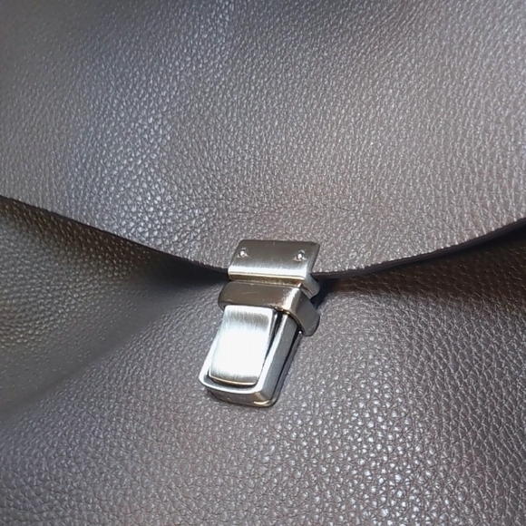 Elegant Brown Leather Handbag - Picture 11 of 16